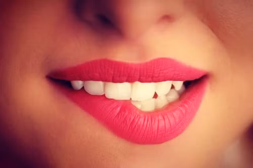 Cắn nhẹ môi khi ngồi nói chuyện với chàng: Hãy thực hiện tuyệt chiêu quyến rũ này một các tự nhiên nhất. Khi bạn cắn môi chắc chắn ánh mắt chàng sẽ bị thu hút ngay lập tức vào hành động đáng yêu, tinh nghịch đầy quyến rũ.