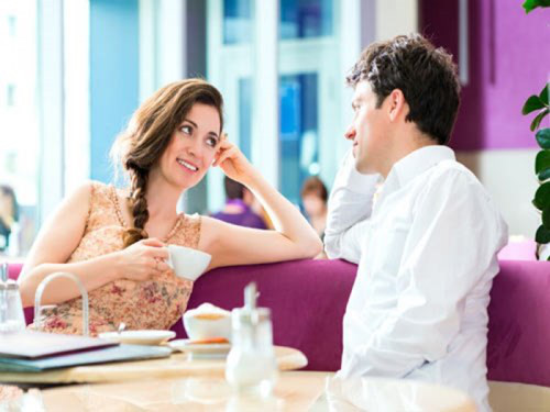 Tỏ ra ngốc nghếch: Đàn ông vốn được coi là những đứa trẻ to xác, vì thế đôi lúc hãy cho chàng trở thành trung tâm vũ trụ, là một anh chàng biết tuốt có thể giải đáp được nhiều điều mà cô gái ngốc như bạn chưa biết.