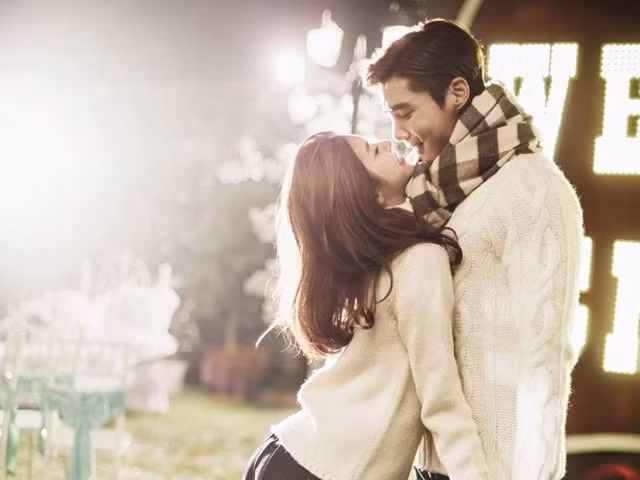 Nụng nịu: Các anh chàng rất dễ bị tan chảy trước một cô gái dịu dàng, mềm mại, biết nũng nịu đúng lúc. Bởi vậy, là phụ nữ bạn đừng cố tỏ ra mình cứng cỏi, hãy yếu đuối và dựa vào chàng để chàng thành người che chở bao bọc cho mình.