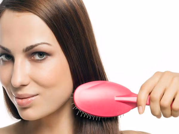  Bước 5: Lấy một chiếc lược chải tơi tóc bạn sau đó gội sạch đầu. Tiếp đó dùng nước trà đen dội lên tóc vào massage nhẹ nhàng trong 15 phút.