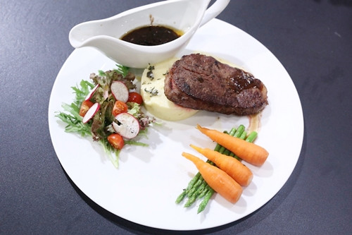 Món bò beefsteak sốt tiêu đen của đầu bếp 13 tuổi Thanh Hải.