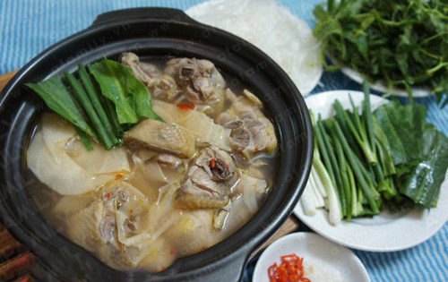 Món lẩu gà nên ăn kèm bắp chuối thái rối, rau muống, rau đắng, bông súng, nấm tươi, rau ngải cứu là ngon nhất.