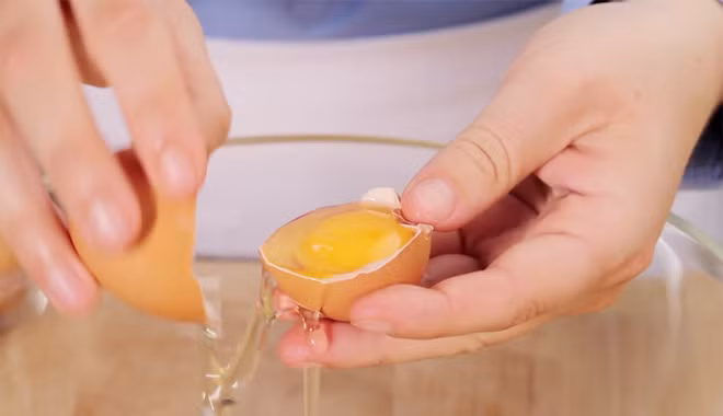 Một bài thuốc chữa quai bị khác cũng được đánh giá và ghi nhận là khá công hiệu đó là lấy hạt cam thảo dây với lượng vừa đủ, tán thành bột, trộn với lòng trắng trứng gà rồi bôi lên chỗ sưng viêm, mỗi ngày thay thuốc một lần.