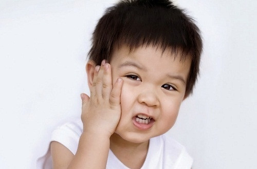 Khi bị quai bị thì triệu chứng bệnh thường xuất hiện nhanh, rầm rộ. Chỉ sau một đêm ngủ, dậy vùng má gần quai hàm đã có thể sưng to rất nóng và đau. Khi bạn sờ vào thấy rắn, người có sốt, đau đầu, mệt mỏi, không muốn ăn, nhai đau thường rất đau...