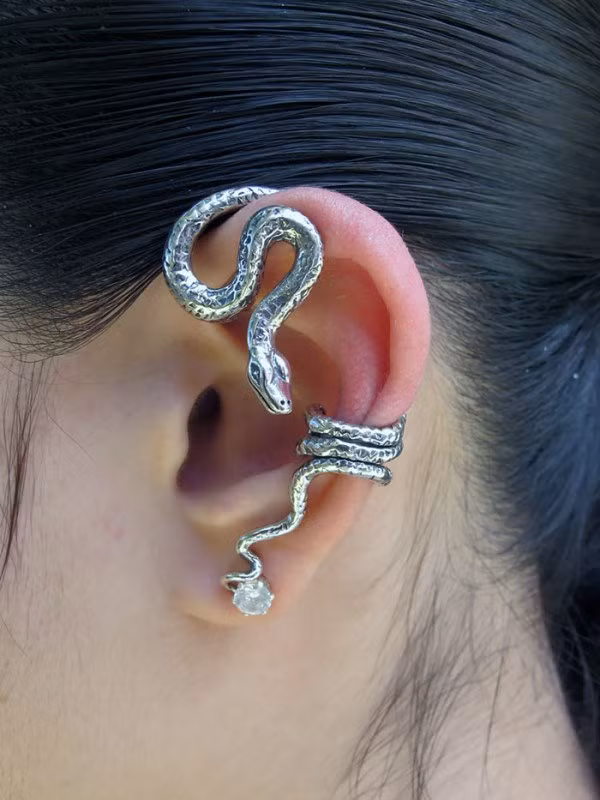 Hoa tai hình rắn bạc cho cô nàng cá tính.