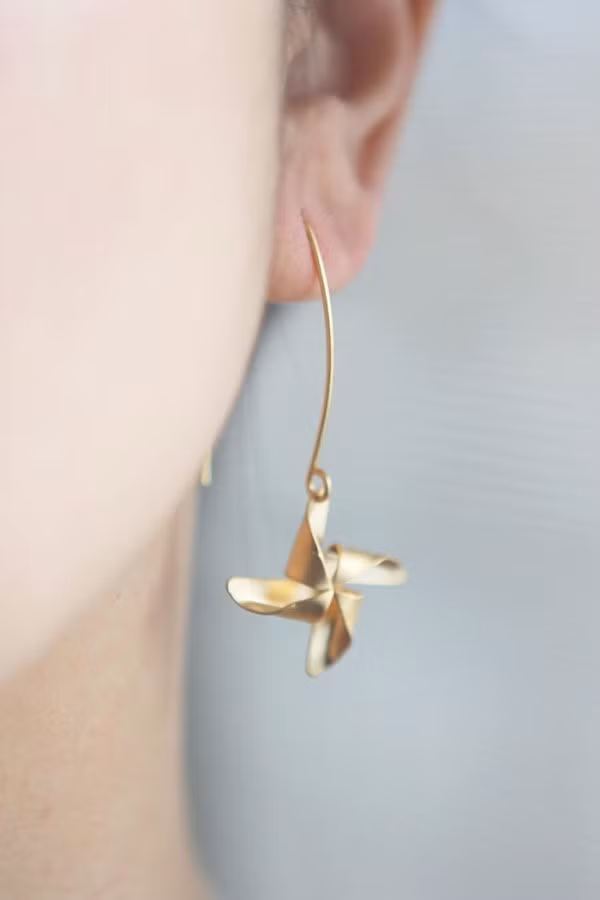 Đeo đôi bông tai chong chóng trong hình chắc chắn giúp bạn xinh đẹp nhẹ nhàng tinh tế hơn hẳn trong mắt người đối diện.