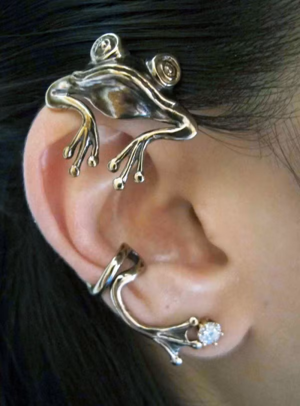 Mẫu hoa tai như một con ếch bám quanh vành tai.