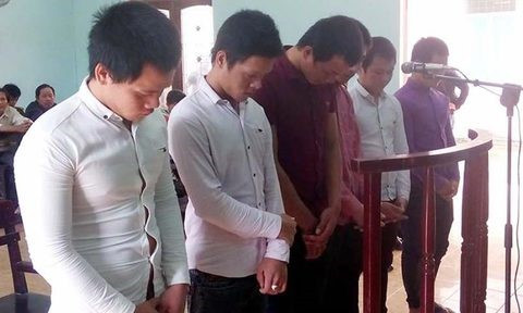 Nhom trai lang tra gia vi chem nguoi