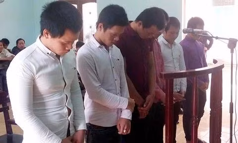 Nhom trai lang tra gia vi chem nguoi