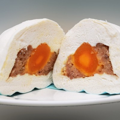 Bánh bao nhân trứng muối: Với phần nhân là điểm nhấn chính là trứng muối kết hợp với thịt băm tạo nên hương vị hài hòa thơm ngon lạ miệng. Ảnh: Tối nay ăn gì.