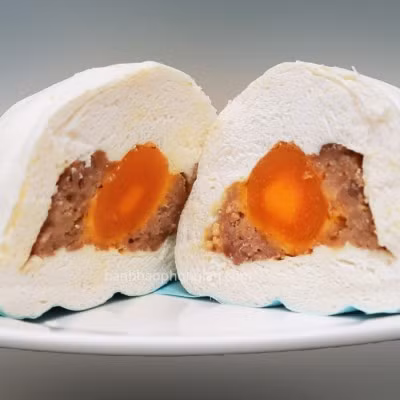 Bánh bao nhân trứng muối: Với phần nhân là điểm nhấn chính là trứng muối kết hợp với thịt băm tạo nên hương vị hài hòa thơm ngon lạ miệng. Ảnh: Tối nay ăn gì.