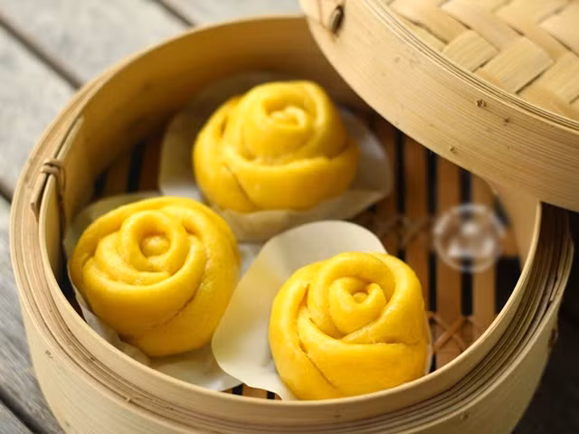 Bánh bao bí ngô kim sa: Lớp vỏ bánh được nhào với bột bí ngô nên có màu vàng hấp dẫn. Nhân bánh là phần trứng kim sa tan chảy nên rất ngon miệng. Ảnh: Tối nay ăn gì.