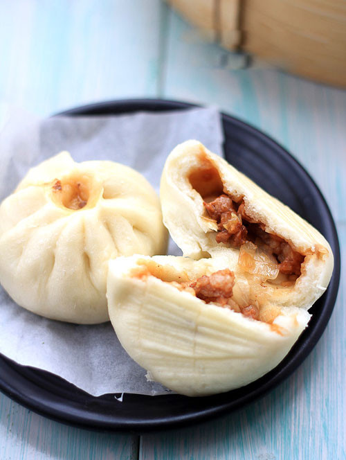 Bánh bao nhân thịt nướng BBQ: Chiếc bánh này đặc biệt phù hợp với những người mê thịt. Căn miếng bánh bao tỏa ra mùi thịt nương thơm lừng, cảm nhận vị thịt béo ngậy lan tỏa trong miệng sẽ thỏa mãn mọi giác quan của bạn. Ảnh: Nhà hàng ẩm thực.