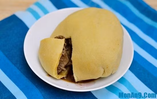 Bánh bao nhân bít tết: Chiếc bánh bao này có phần nhân được làm từ bít tết thơm ngon. Ảnh: Monan9.