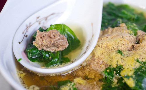 Canh cua nấu rau cải.