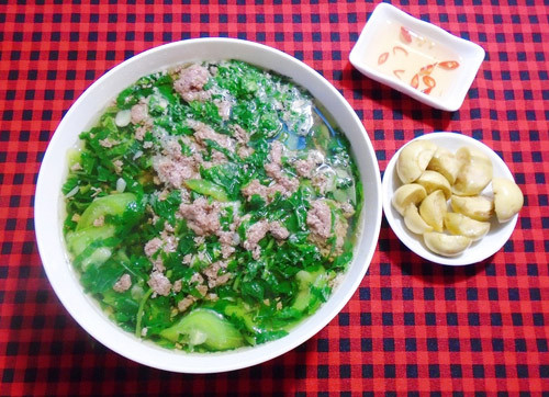 Canh cua nấu rau mồng tơi mướp.