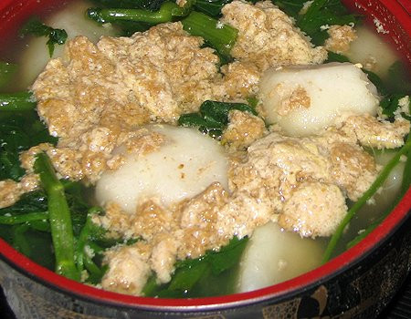 Canh cua nấu rau muống.