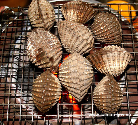 Sò huyết nướng là món ăn yêu thích trong mùa đông ở nước ta.