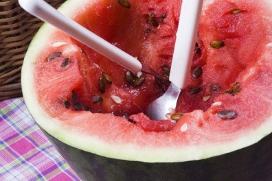 Chữa ho: Nếu bạn bị ho ra nhiều đờm, chỉ cần lấy hạt dưa hấu 20 g sắc đặc để uống, sẽ rất hiệu quả.