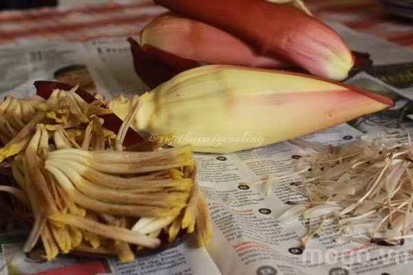 Bài thuốc 2 dễ thực hiện và đơn giản hơn. Bạn hãy nấu cháo hoa chuối với gạo tẻ ăn trong ngày.