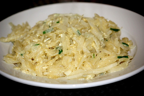 Củ đậu xào: Món củ đậu xào là món ăn bình dị và phổ biến ở miền Trung. Món ăn đơn giản, không cầu kỳ song vẫn giữ được vị ngọt mát, trong lành. Nếu có điều kiện, chị em có thể xào chung với thịt bò, thịt lợn nạc để tăng hương vị.