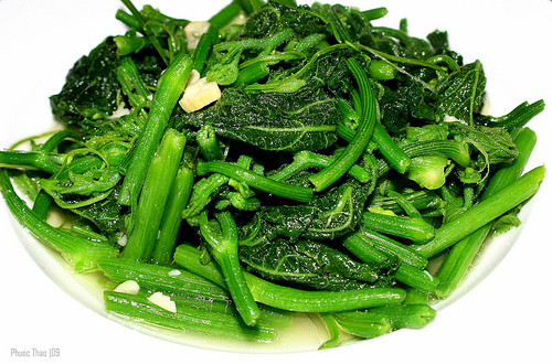 Thói quen mở nắp vung để xanh rau cũng là một sai lầm. Khi đã cho rau vào nồi luộc bạn chỉ nên đảo một lần nhanh rồi vớt rau ra, ăn khi rau chín tới vừa ngon vừa bổ.