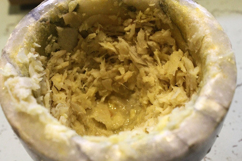 Ngoài ra bạn cũng có thể giã nát củ gừng tươi sau đó vắt lấy nước cốt gừng để chà xát khắp người đến khi người bạn nóng lên cũng cho tác dụng tốt. Lưu ý khi đánh gió bạn nên nằm trong phòng kín gió, đủ ấm tránh khiến tình trạng cảm lạnh thêm trầm trọng.