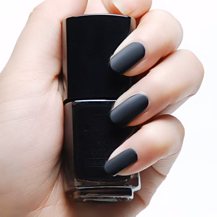 Màu đen carbon là một màu sơn móng tay cá tính nhưng tuyệt đẹp và đậm chất thời trang.