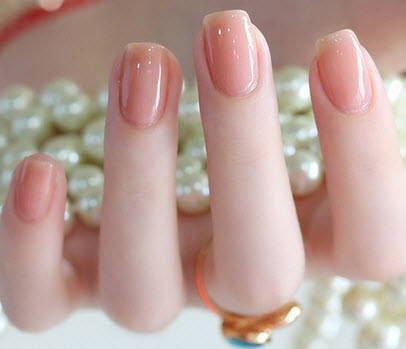 Màu hồng nhạt sẽ giúp đôi tay trở nên mềm mại, ấm áp và nữ tính hơn hẳn. Nguồn ảnh: Pinterest, Getty.