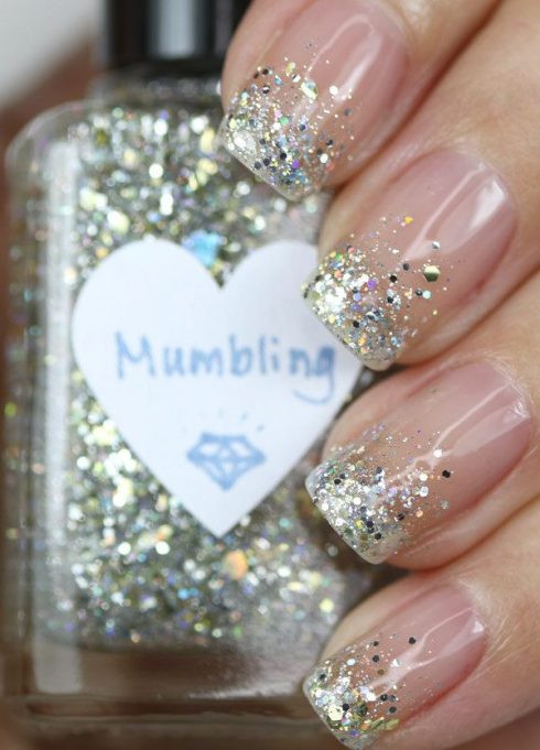 Màu sơn nhũ kim tuyến là màu móng tay được dự kiến sẽ dẫn đầu xu hướng móng tay trong mùa Đông.