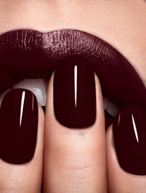 Màu sơn móng tay được yêu thích nhất đầu tiên phải kết tới là màu đỏ bầm. Màu móng này cực kỳ phù hợp với bữa tiệc đêm Giáng Sinh hoặc cuối năm.