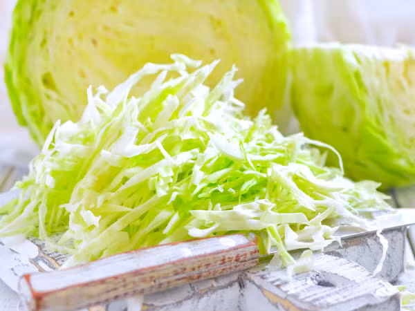  Mặt nạ hút độc tố từ bắp cải: Bắp cải chứa nhiều vitamin E giúp làm sạch sâu vết bẩn trên da mặt, cải thiện làn da của bạn. Cách chế mặt nạ bắp cải rất đơn giản, bạn chỉ cần cắt bắp cải thành sợi sau đó cho vào nồi đun sôi khoảng 20 phút. Cuối cùng xay nhuyễn bắp cải đắp mặt và lấy nước bắp cải để rửa mặt.