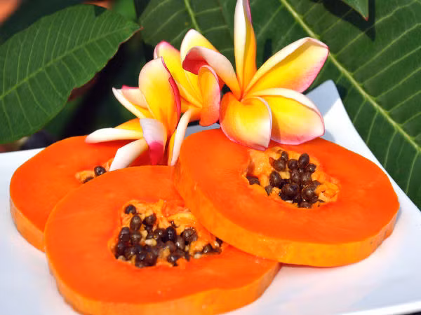 Mặt nạ đu đủ chứa những enzyme tốt là cứu cánh cho làn da hư tổn thúc đẩy các mô da mới tái sinh. Bạn có thể dùng vỏ đu đủ chà xát lên da mặt và để đó khoảng 5 phút sau đó rửa sạch. Nguồn ảnh: Boldsky.