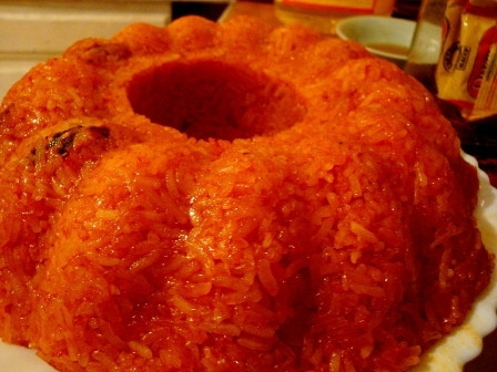 Có thể gây bệnh vàng da hoặc khiến bệnh vàng da trầm trọng hơn. Qủa gấc vốn được biết đến là loại quả rất giàu vitamin A vì thế nếu bạn ăn gấc thường xuyên liên tục quá nhiều lượng vitamin A này sẽ tích luỹ lại trong gan có thể gây ngộ độc khiến bạn bị vàng da.