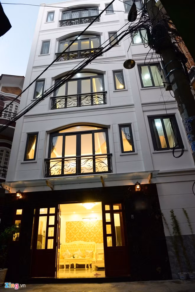  Nhà 5 tỷ của ngọc nữ bolero Tố My nằm trên đường Đặng Văn Ngữ, quận Phú Nhuận, TP.HCM. Ngôi nhà 5 tầng được xây dựng theo phong cách châu Âu.