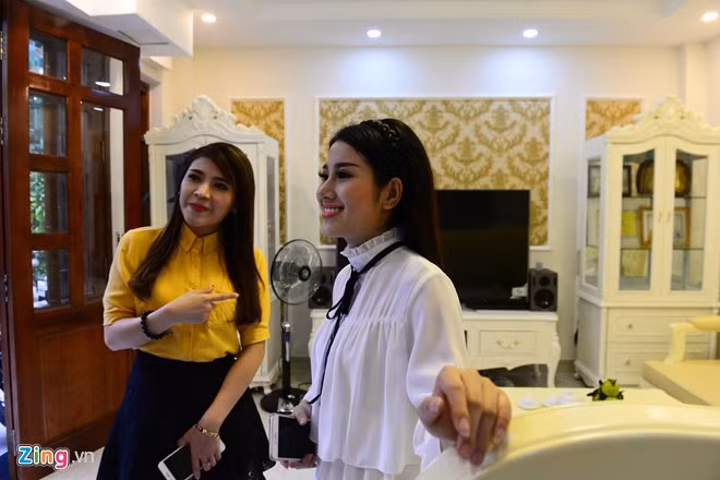 Chị em Tố My và Tố Ny mới mua nhà chưa đầy một tháng. Giọng ca quê Đà Nẵng cho biết mua được ngôi nhà này là duyên số. "Tôi tình cờ đi xem và quyết định mua ngay lập tức dù trước đó định mua căn hộ chung cư. Điều thú vị khi chuyển về sống là tôi phát hiện hàng xóm của mình chính là danh hài Hoài Linh" - Tố My chia sẻ.