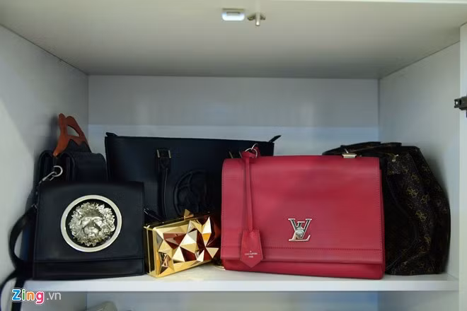 Những món đồ hiệu Tố My mới tậu trong chuyến lưu diễn châu Âu vừa qua.