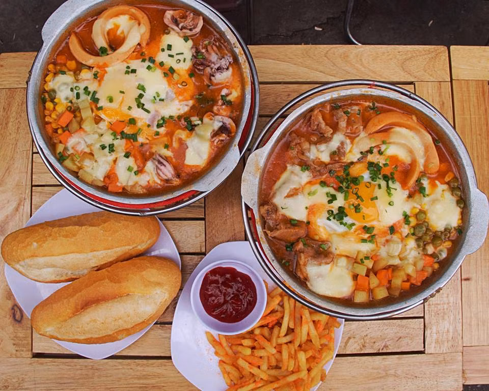 Bánh mì chảo, khoai lắc phô mai, xí muội là 1 trong 15 món bánh mì biến tấu ngon tuyệt đỉnh ở nước ta Kiến Thức muốn nói đến.