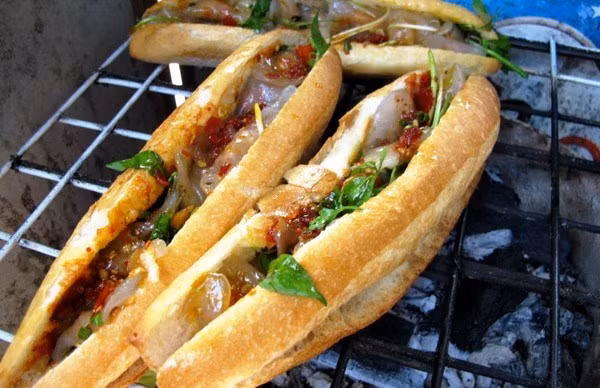 Bánh mì bánh bột lọc cũng là biến tấu mới lạ ngon tuyệt.