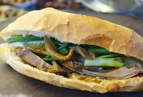 Bánh mì kẹp dạ dày lợn nướng.