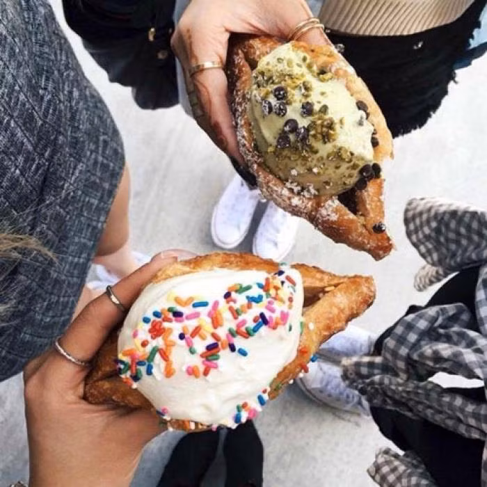 Bánh mì kẹp kem.