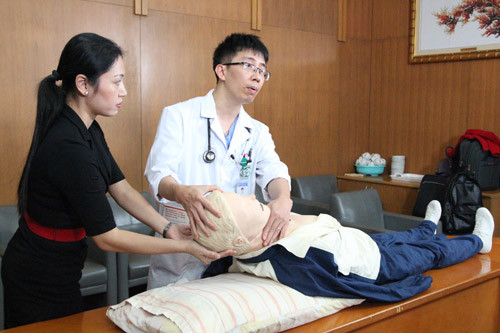 Trường hợp xe cấp cứu xa chưa đến kịp, thấy người bệnh có dấu hiệu bất thường thì kiểm tra động mạch cảnh bên cạnh cổ của người bệnh.