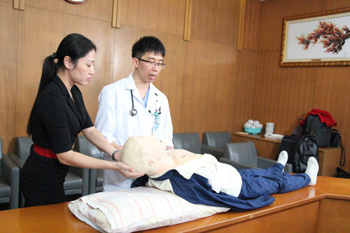 Đặc biệt lưu ý, trong quá trình sơ cứu người đột quỵ, đợi xe cấp cứu tới tuyệt đối không cho người bệnh, ăn uống bất kể thứ gì.