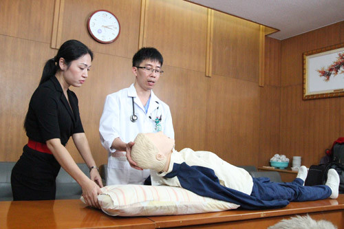 Sau đó lấy gối (vật dụng mềm) xung quang kê cao lưng, cổ người bệnh lên cao khoảng 30cm.