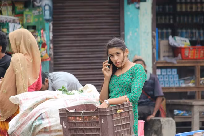 Vẻ đẹp giản dị của “mỹ nhân bán rau” cũng thu hút sự chú ý của hàng loạt trang báo lớn ở nước ngoài. Kusum và gia đình rất vui vì nhiều người tôn trọng nông dân và công việc vất vả của họ. Hoàn cảnh khó khăn nên nữ sinh phải gác lại ước mơ làm y tá. Hiện cô gái 18 tuổi tới trường và bán rau như bình thường. 9X chia sẻ nếu được mời làm người mẫu, cô rất vui và sẽ thử sức. Ảnh: Urban Nepali.