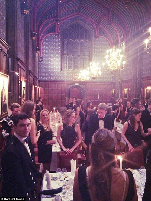 Tuy nhiên bạn sẽ không bao giờ phải hối hận khi được vào học tại ngôi trường này. Những hình ảnh về cuộc sống vương giả của sinh viên ĐH Cambridge luôn khiến giới trẻ phải “ghen tỵ”.