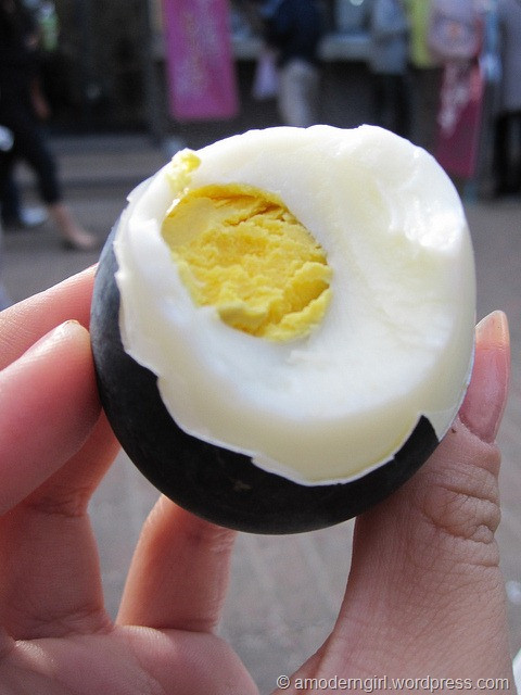 Khi chế biến trứng đen, người ta lấy trứng gà đem luộc chín ở những hồ nước nóng tự nhiên.