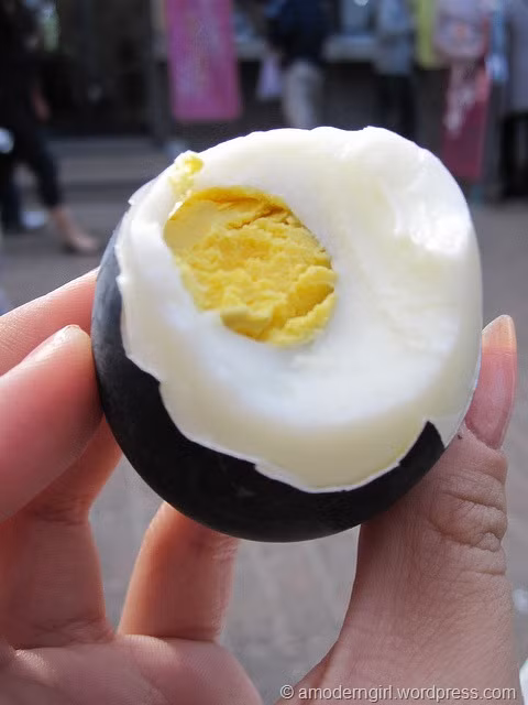 Khi chế biến trứng đen, người ta lấy trứng gà đem luộc chín ở những hồ nước nóng tự nhiên.