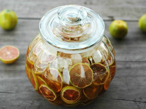 Bài thuốc dân gian từ mật ong, đường phèn ngâm chanh đào chữa ho và bệnh hô hấp.