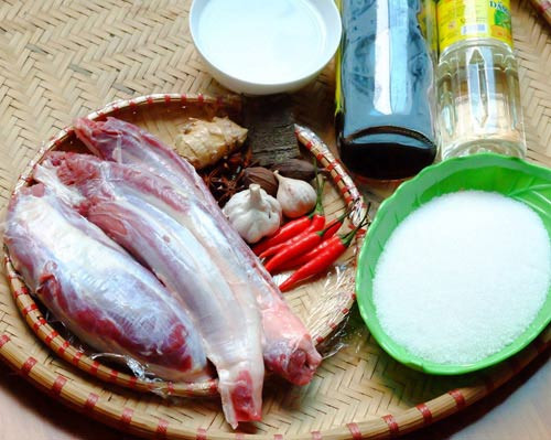 Nguyên liệu của món thịt chua ngọt này rất đơn giản gồm: bắp bò, gia vị, quế hồi, gừng, thảo quả, tỏi, ớt… Món ăn này có vị đậm đà của nước mắm, ngọt dịu của đường và thịt cộng thêm vị chua chua của dấm gạo sẽ rất phù hợp để làm món nhậu hoặc ăn kèm với cơm đều được. Ảnh: Eva.